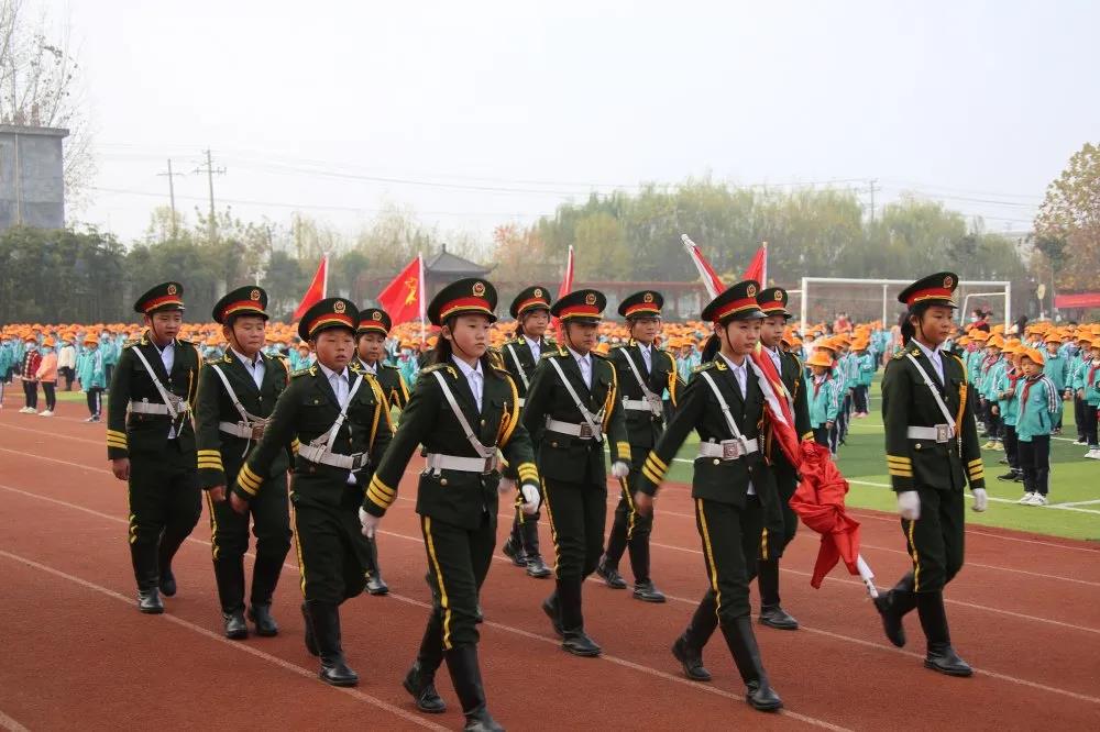 临沂新桥小学举行“我爱红领巾 我爱少先队”主题升旗仪式