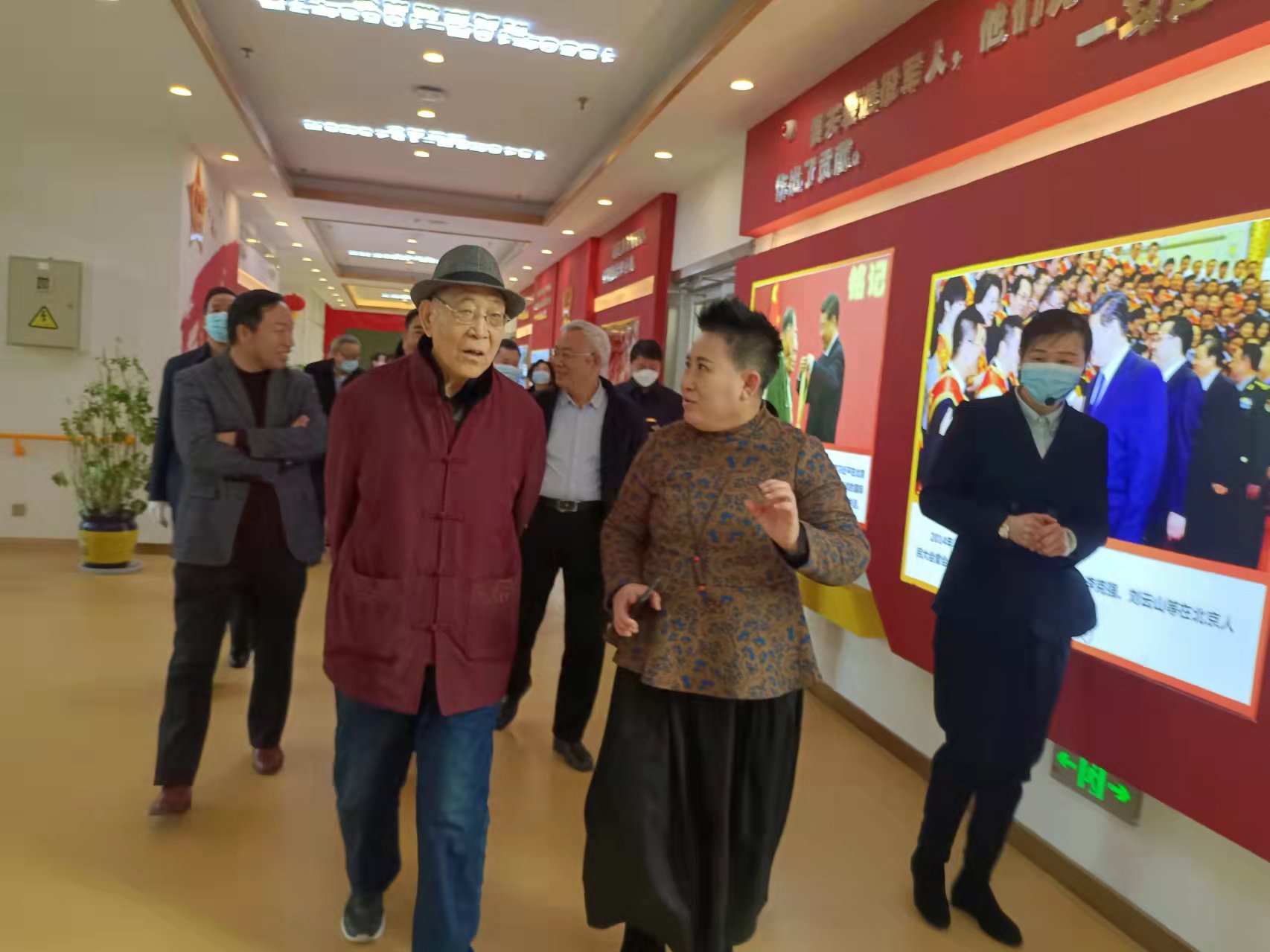 参观3.jpg 参观3.jpg